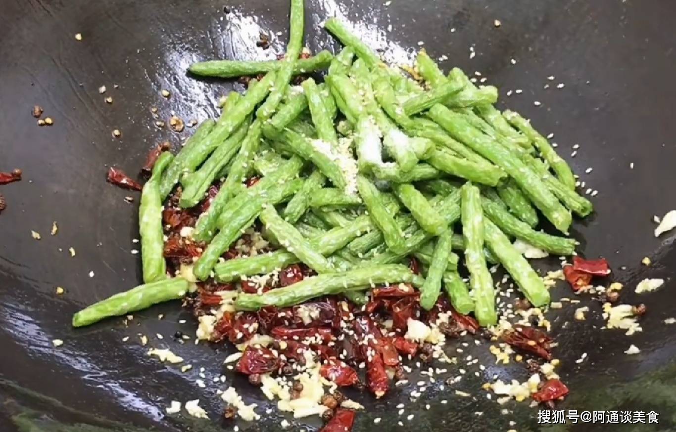 阿通教你:"干瘪豆角"步骤简单,色泽鲜绿,香辣下饭,喜欢关注