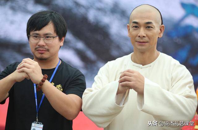 春节拜年为什么要左手抱右手?男女还有区别?CCTV给出正确示范_吉拜