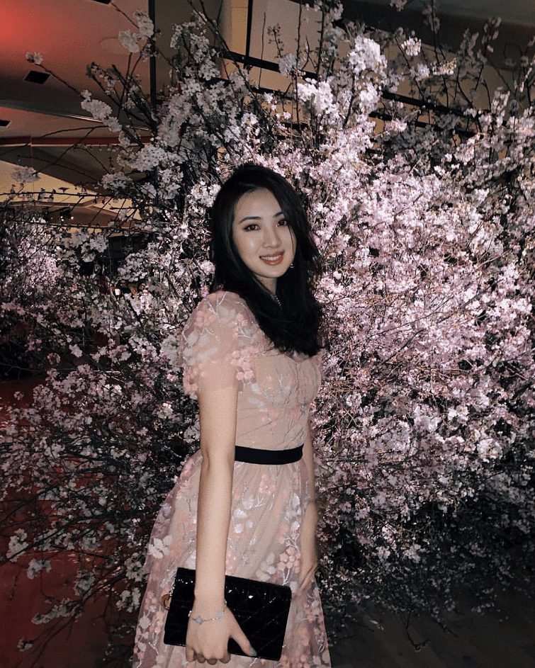 姚安娜宣布出道名媛艺术和娱乐竞争是两码事