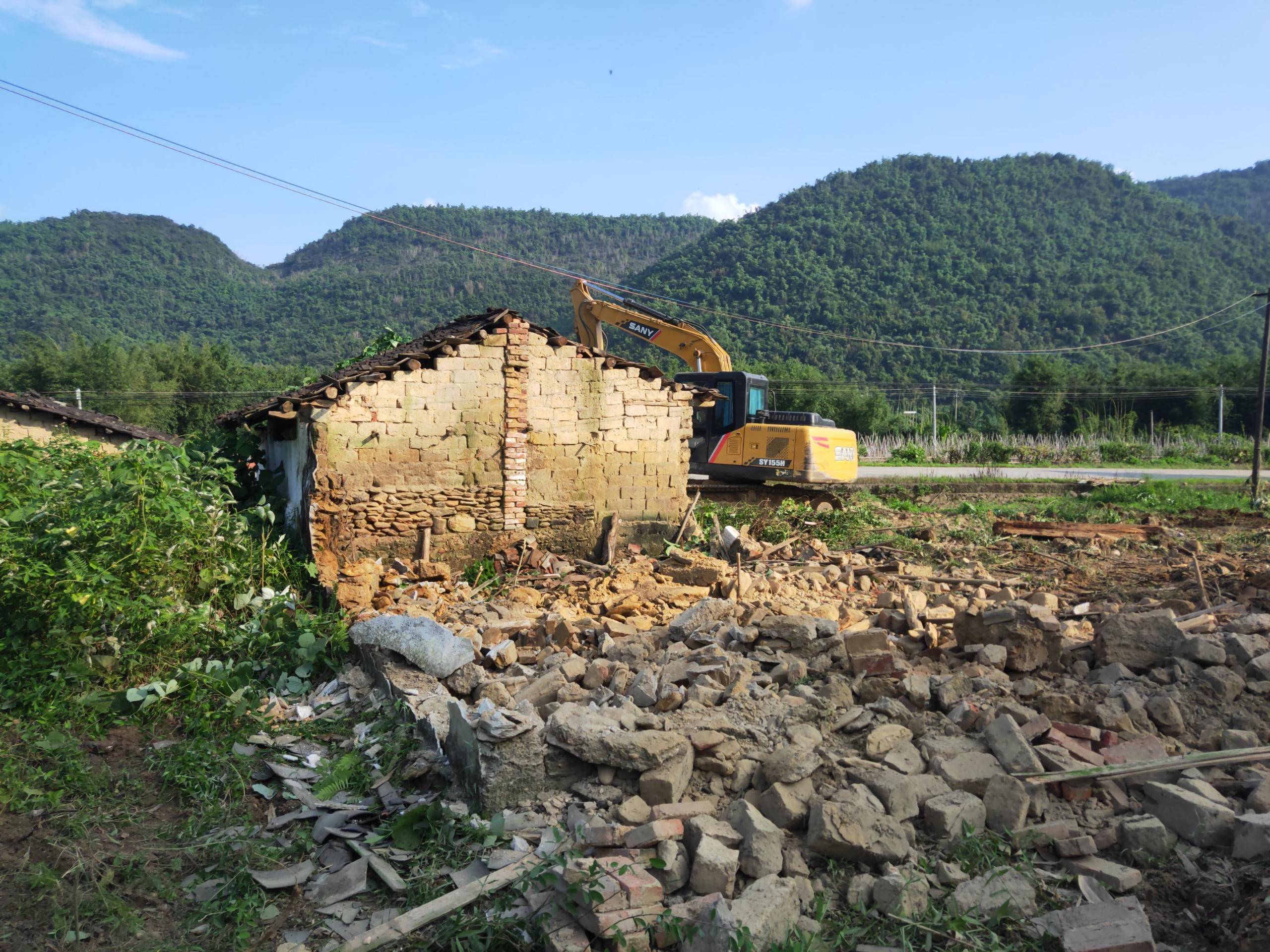 对居住分散,北部山区等不具备开发发展条件的村庄,重在保障农村基本