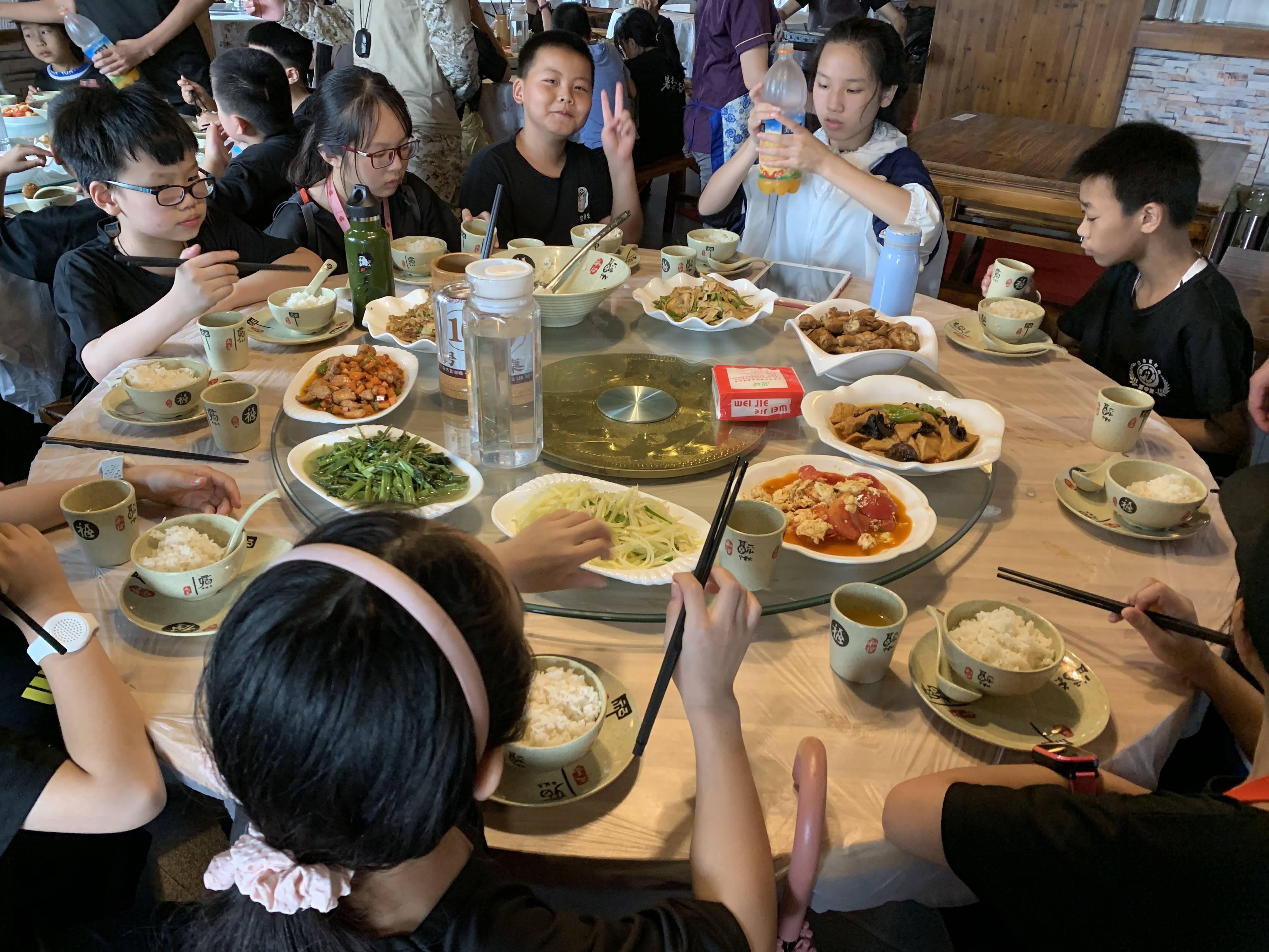 中午12点 和悟空研学团队一起到预定的酒店吃饭.