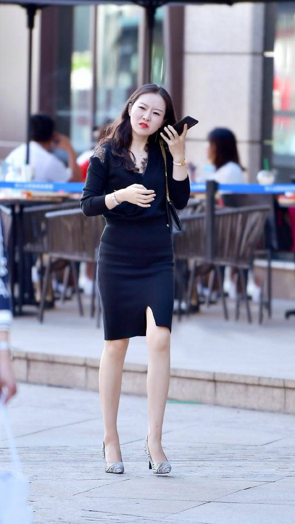 路人街拍靓女穿白色一字领设计的连衣裙凸显好身材