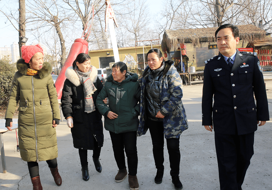 卧龙区潦河镇于刘营村的于小阁兄妹向南阳市公安局"肖振宇寻亲工作室"