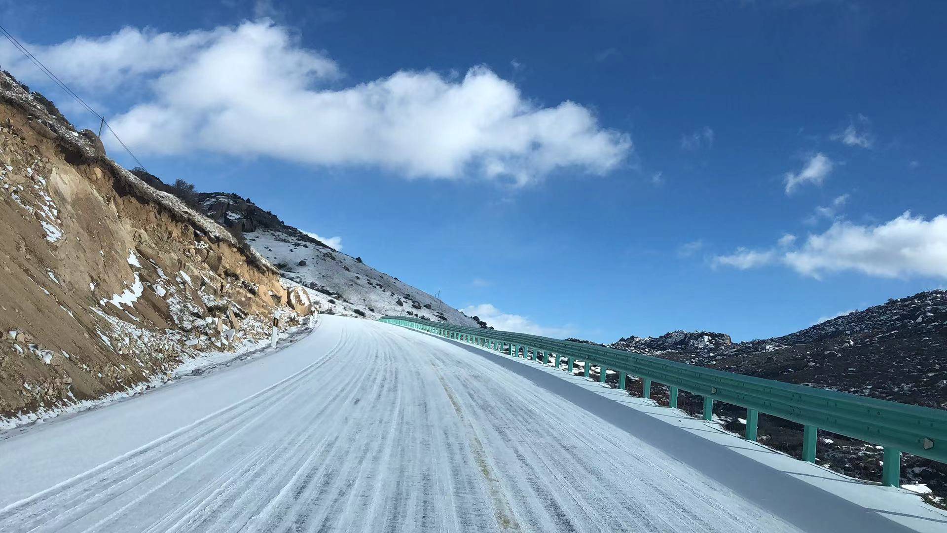 原创川藏线1000公里的雪地驾驶,凌晨3点差一点侧滑翻进沟里!