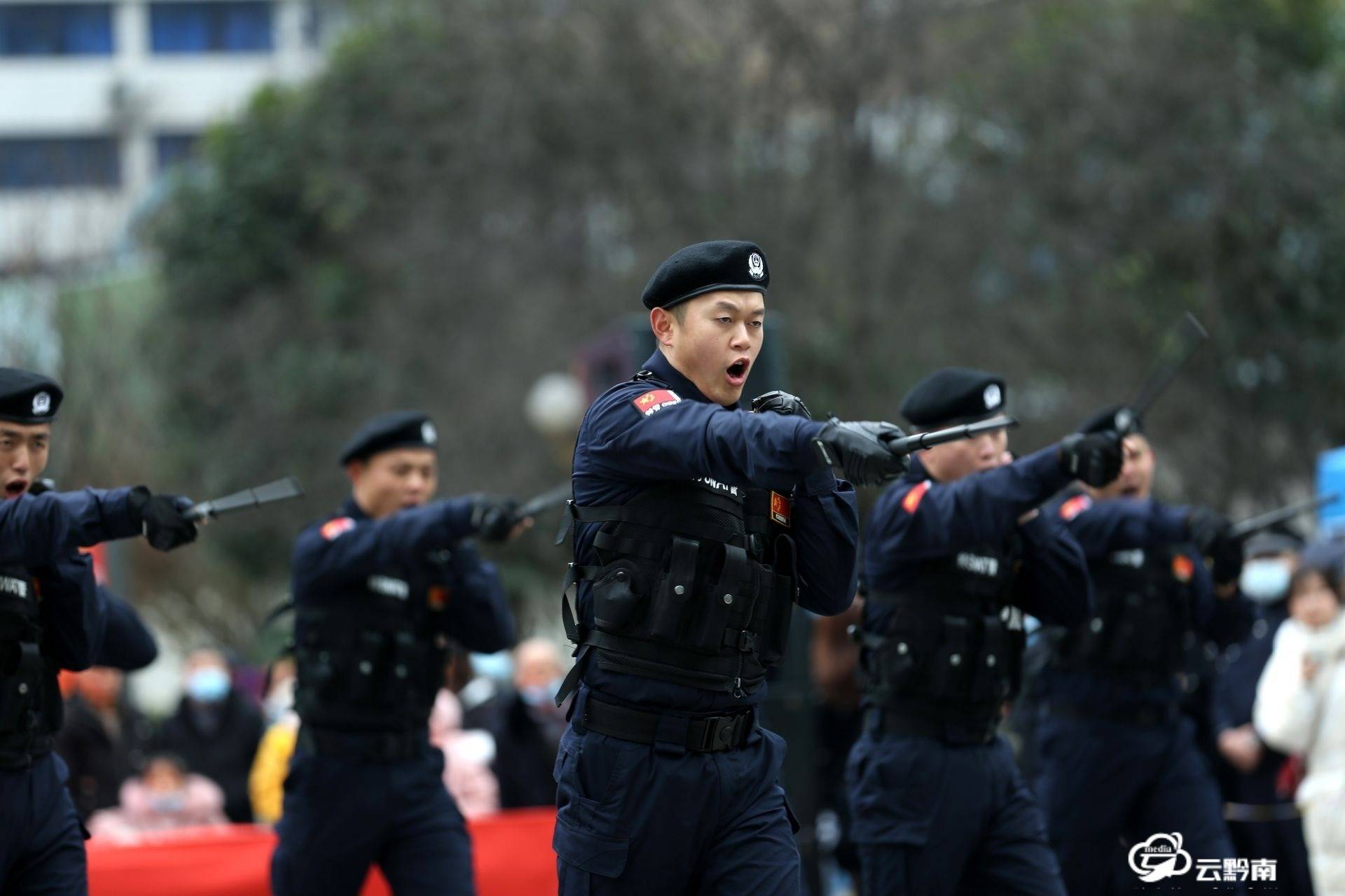 一心为民110砥砺奋进新征程黔南州公安机关庆祝首个中国人民警察节