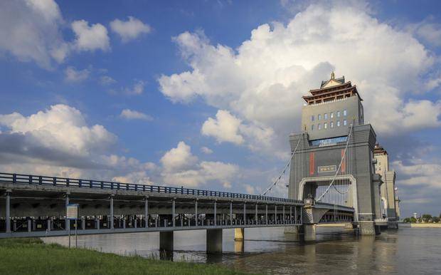 万福桥的由来是这样的:早在唐朝的时候,因成都北门没有防御的设施