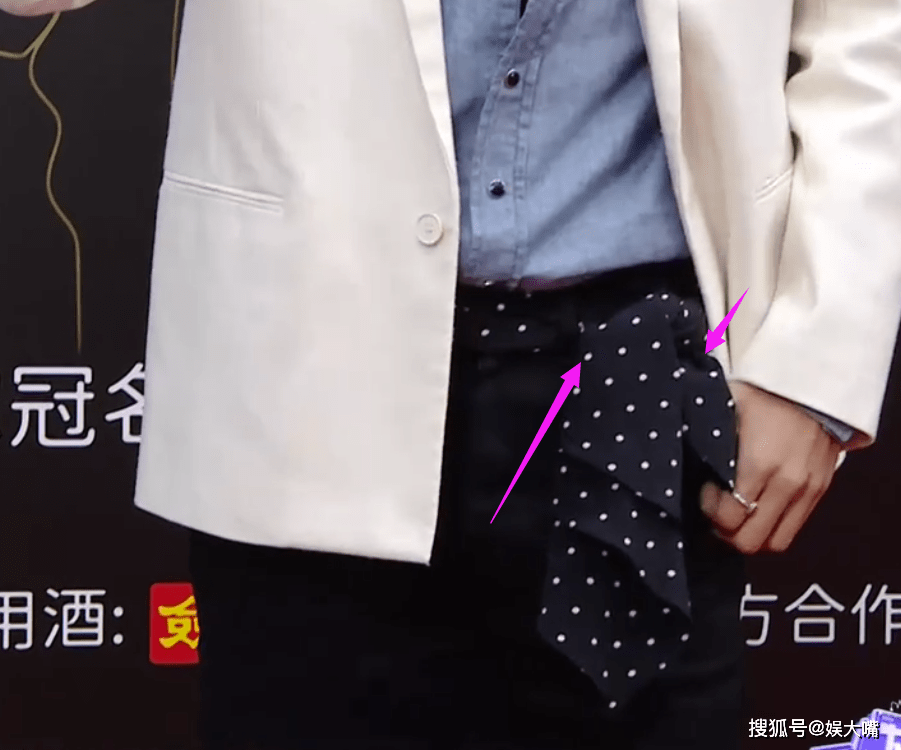 原创尖叫之夜肖战冻到搓手面对镜头全程微笑拍照手放位置亮了