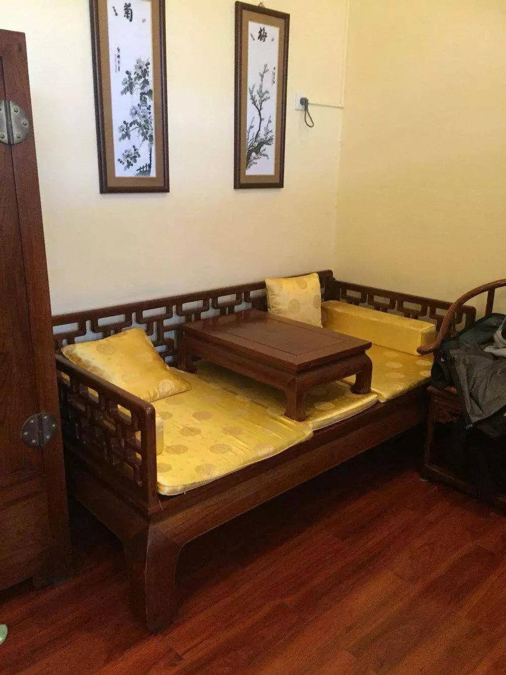 因罗汉床兼具卧床和坐具的双重功能,所以可将罗汉床摆放在卧室中,既