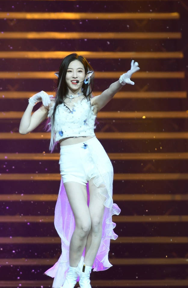 戴萌孙芮携snh48众萌妹热舞 雨伞舞精灵耳元素亮眼