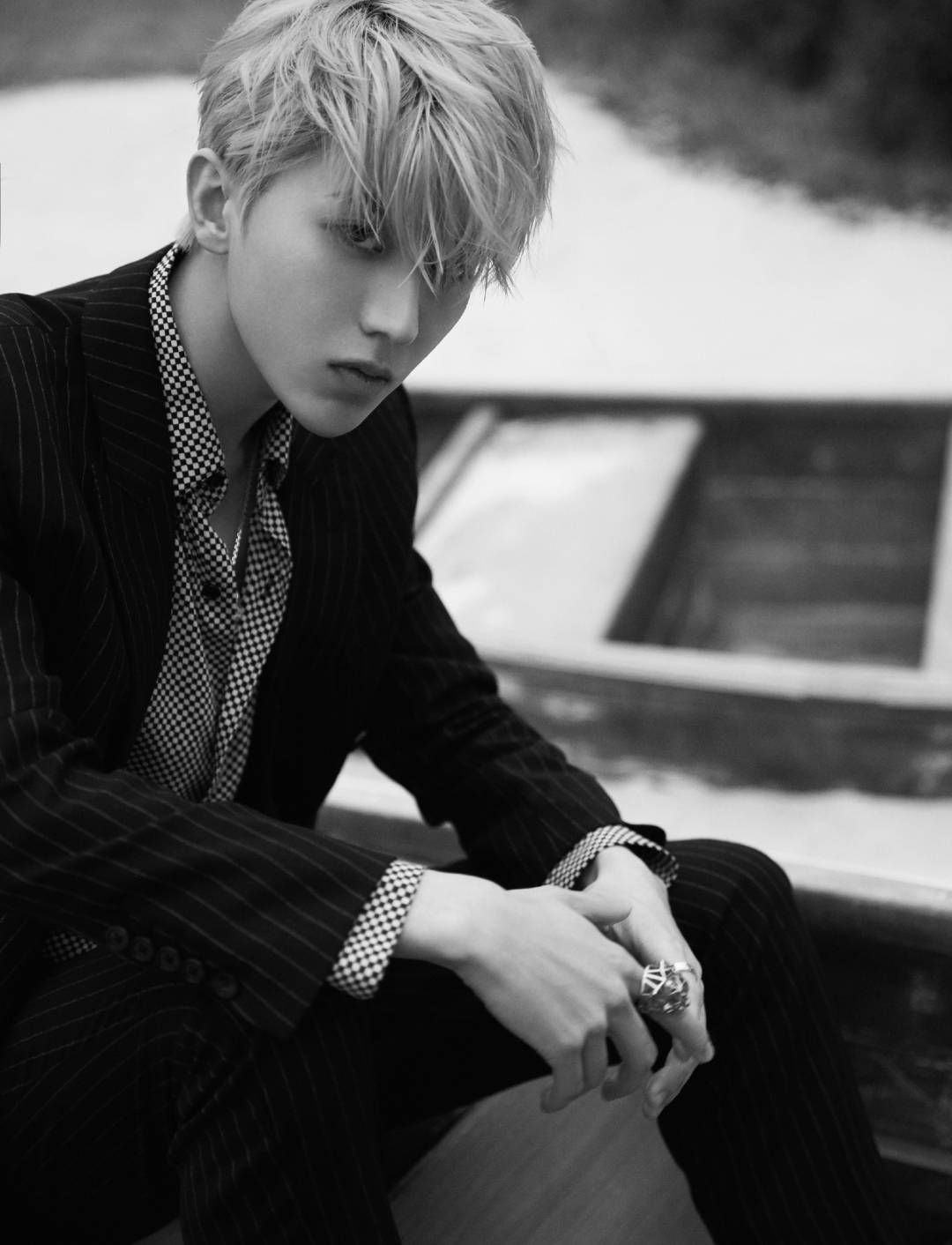 蔡徐坤十分钟完成红毯与舞台表演又偷笑为何粉丝集体翻脸