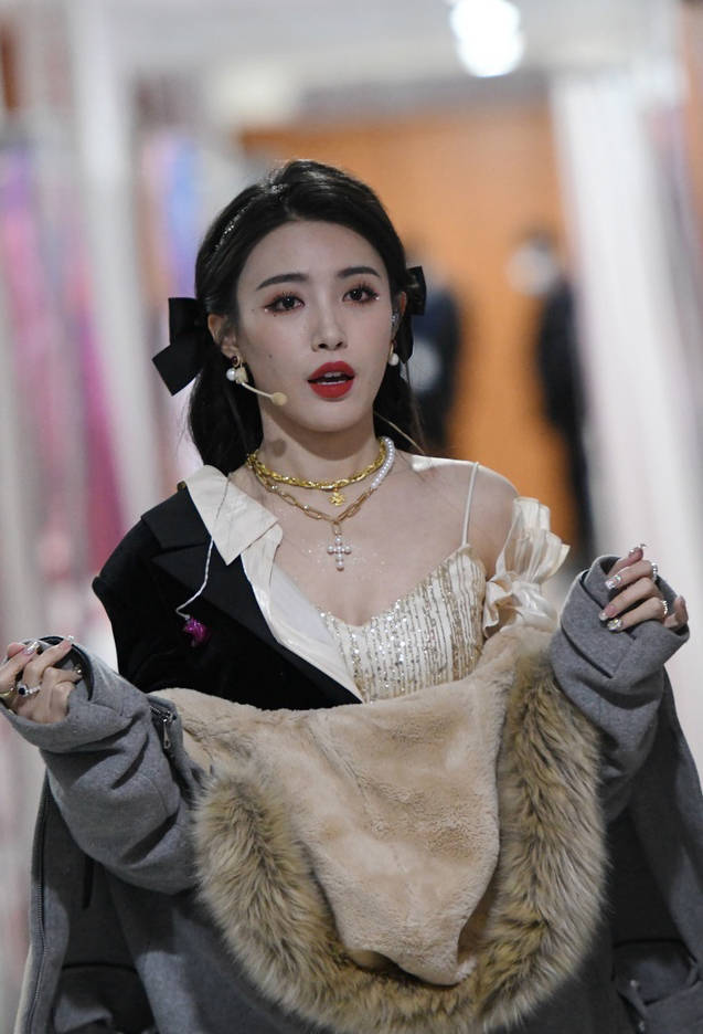 戴萌孙芮携snh48众萌妹热舞 雨伞舞精灵耳元素亮眼