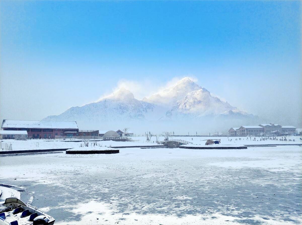 冬天，山区被厚厚的白雪覆盖，西岭雪山变成了一个银装素裹的世界