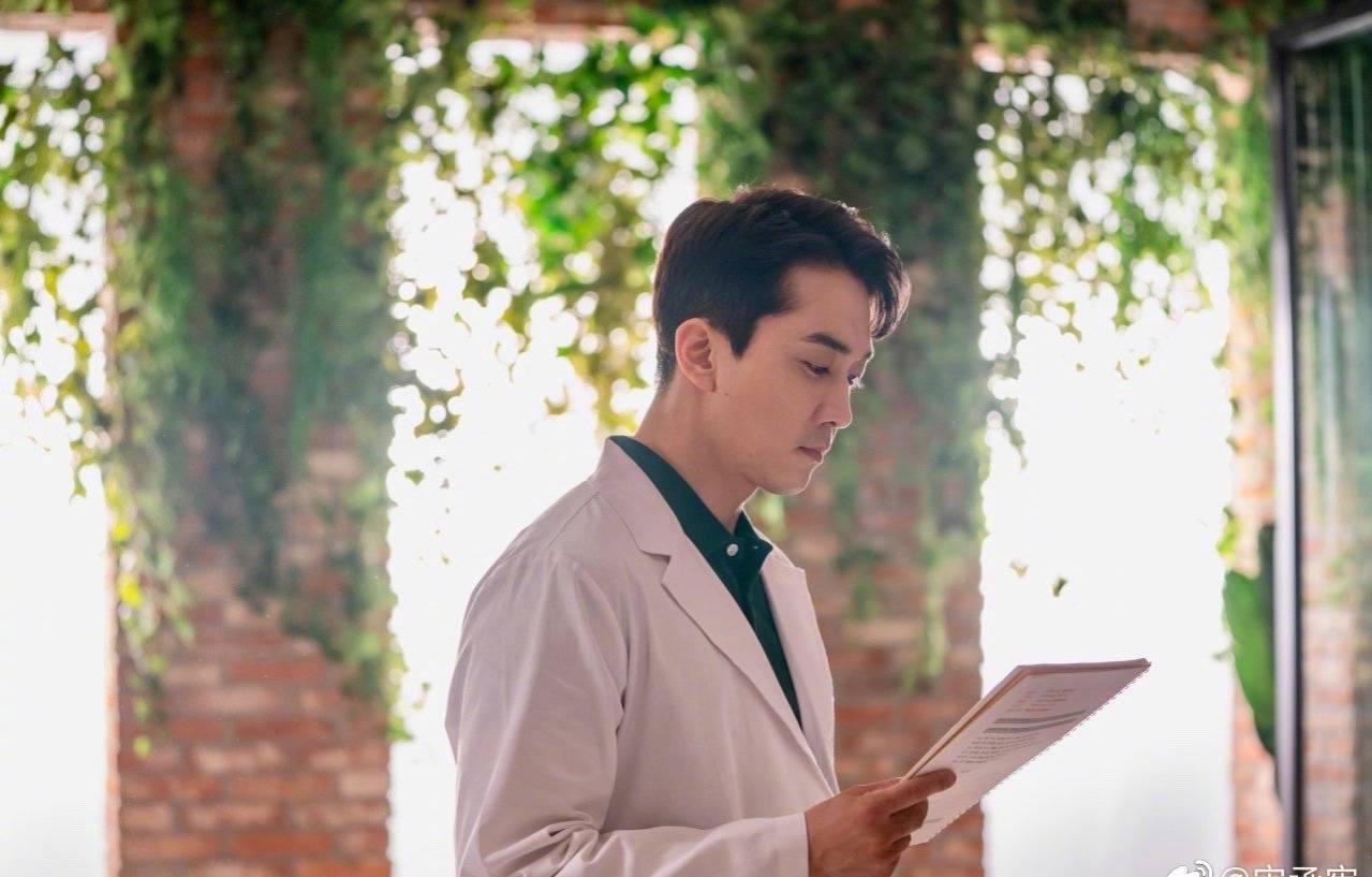 他是宋慧乔最好的"哥哥",历任绯闻女友均是因戏结缘_宋承宪