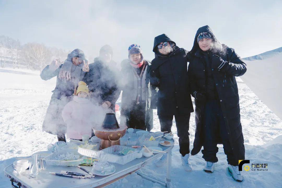 雪地打火锅、自制“冰”糖葫芦，冬季扎营就要烟火气十足