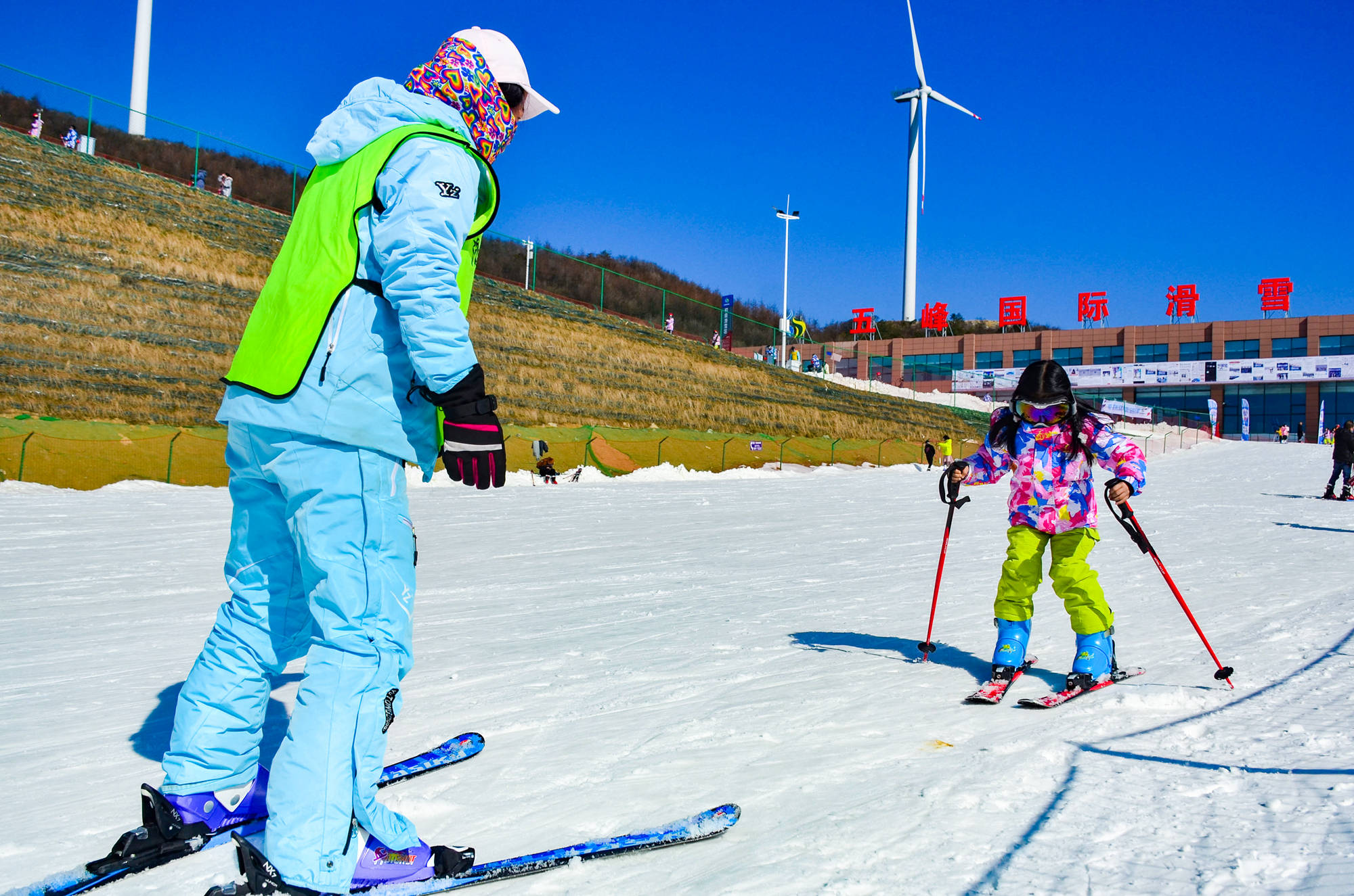 冬天到五峰国际滑雪场体育旅游好