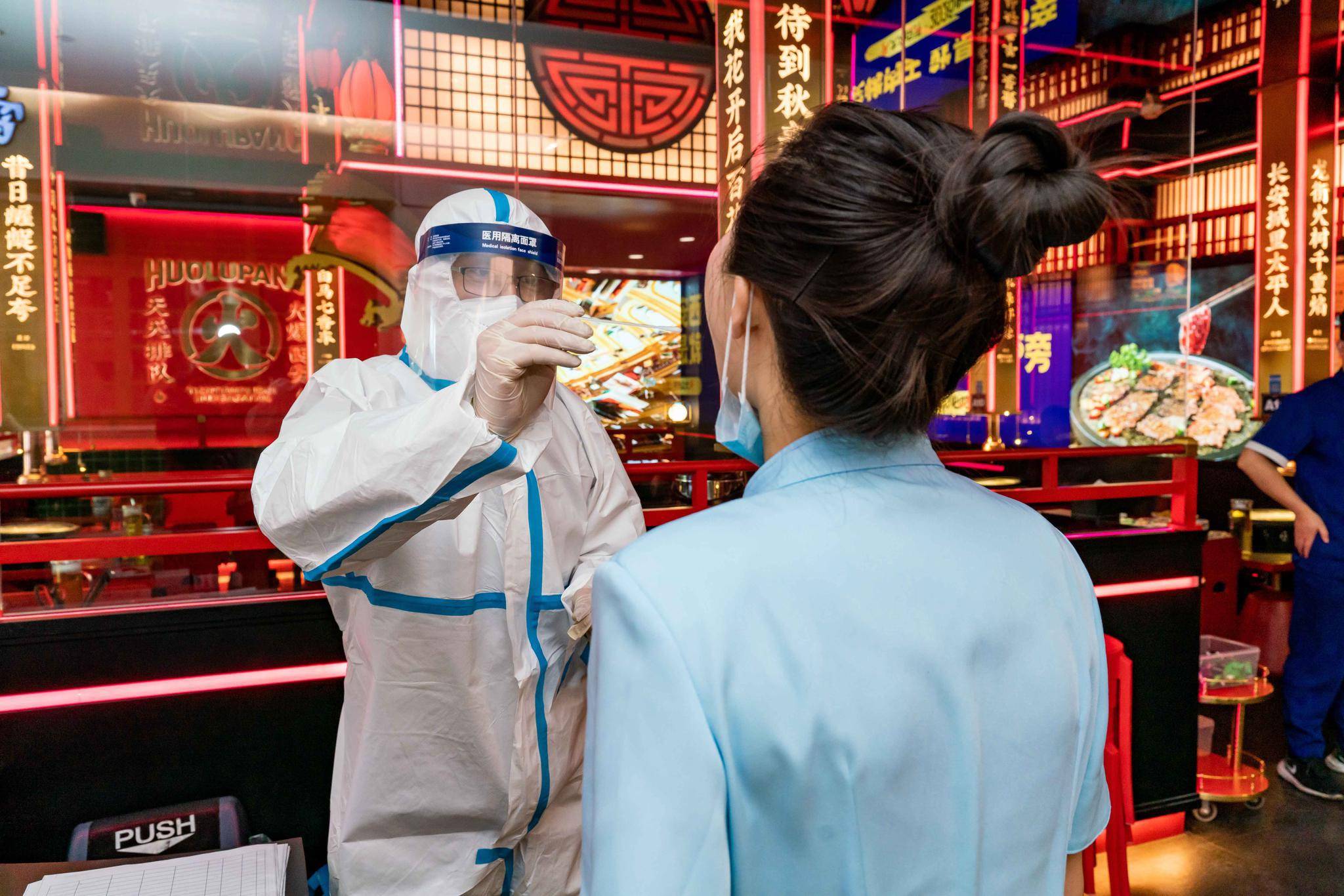 疫情下餐饮业如何应对西安火炉旁烤肉全员核酸检测消除顾虑确保安全