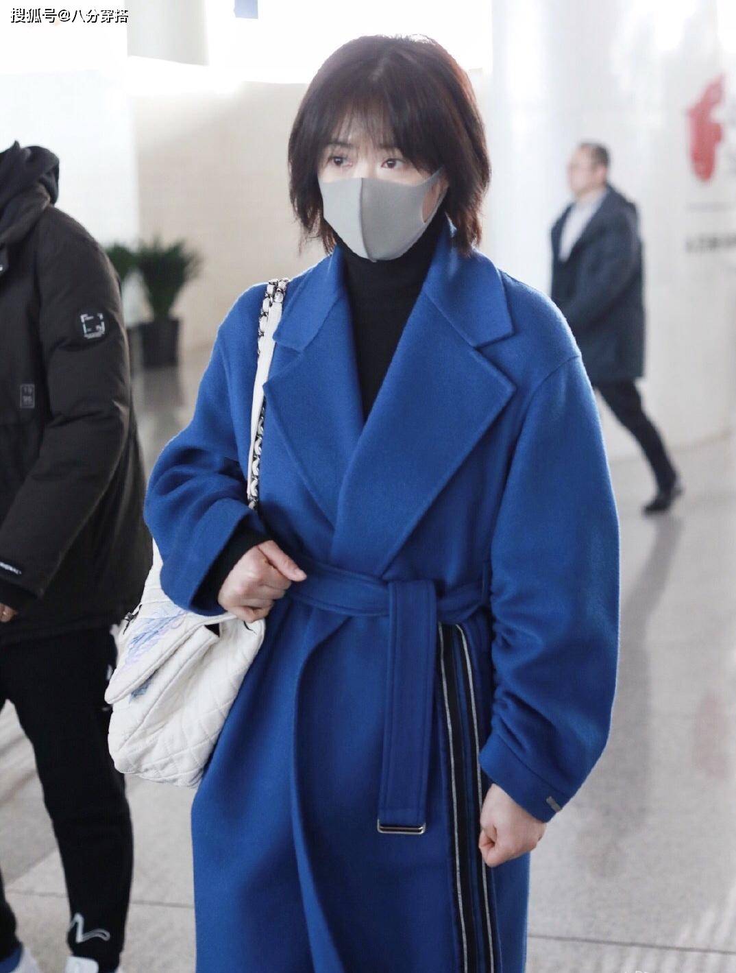蒋欣终于穿对了一身宝蓝色毛呢大衣知性优雅保暖洋气不显壮