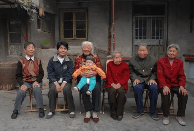 原创陕西一90岁老人,生前坚决不上户口,临死前1张照片揭露其身份