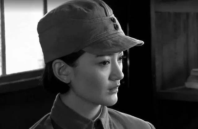 楚青把情书撕掉,两次拒绝了粟裕,结婚后变得崇拜丈夫