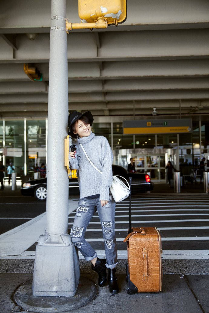 马思纯胖点更可爱机场穿毛衣卷5cm下摆真时髦还是为赚眼球