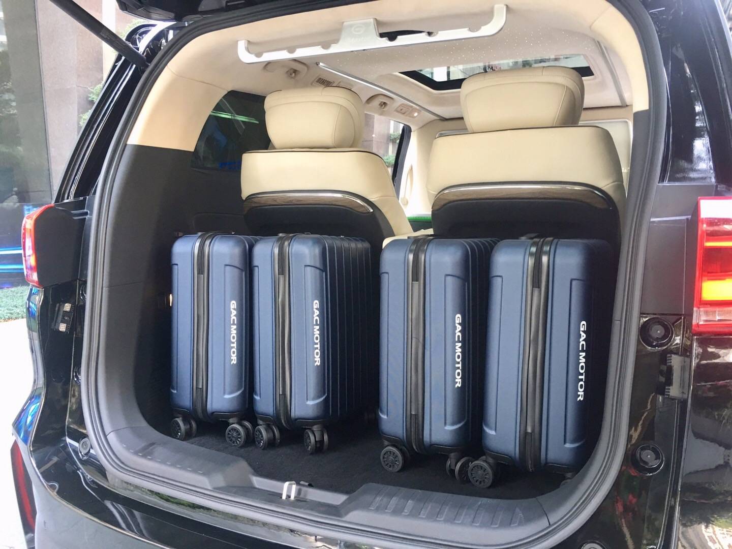 广汽传祺m8四座版实车曝光第二排极其奢华私密