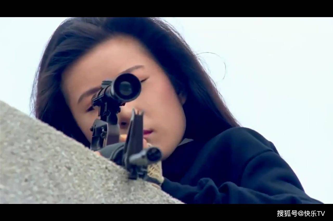 龙虎豹彪悍女杀手占据制高点现场组枪对准目标一击毙命
