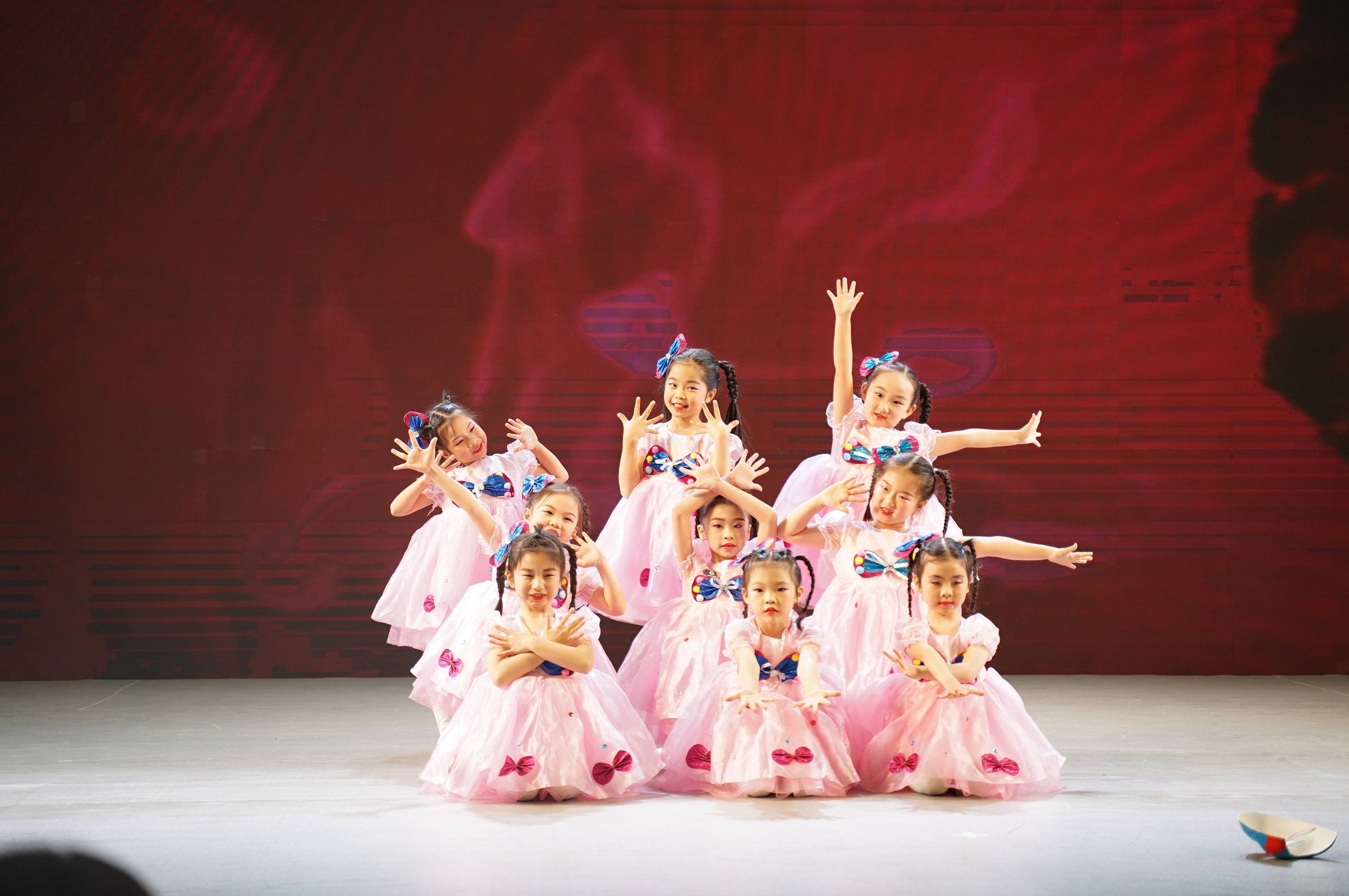 舞林大会深圳赛区首场海选赛成功举办小舞者们齐聚舞台展开激烈角逐