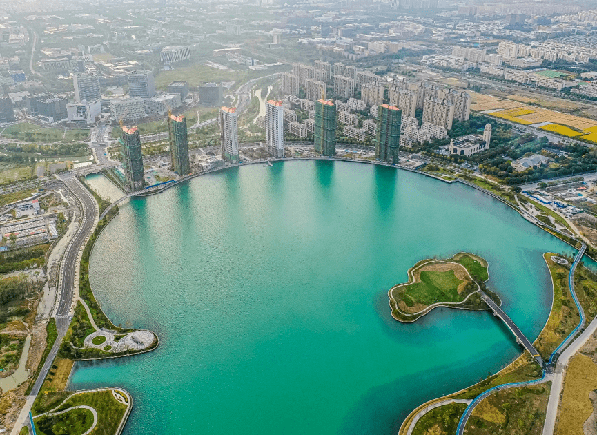 不止于此,项目名中的 兰香湖,又以湖景资源作为生态景观,把项目打造