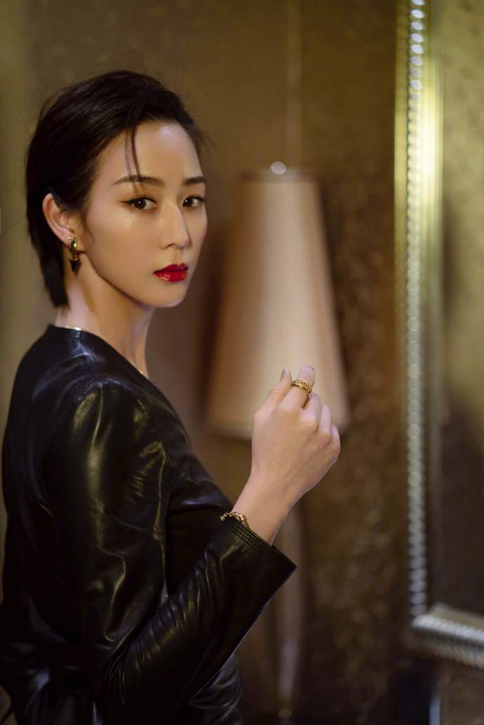 张钧甯短发飒爽利落 穿性感修身皮裙女人味十足