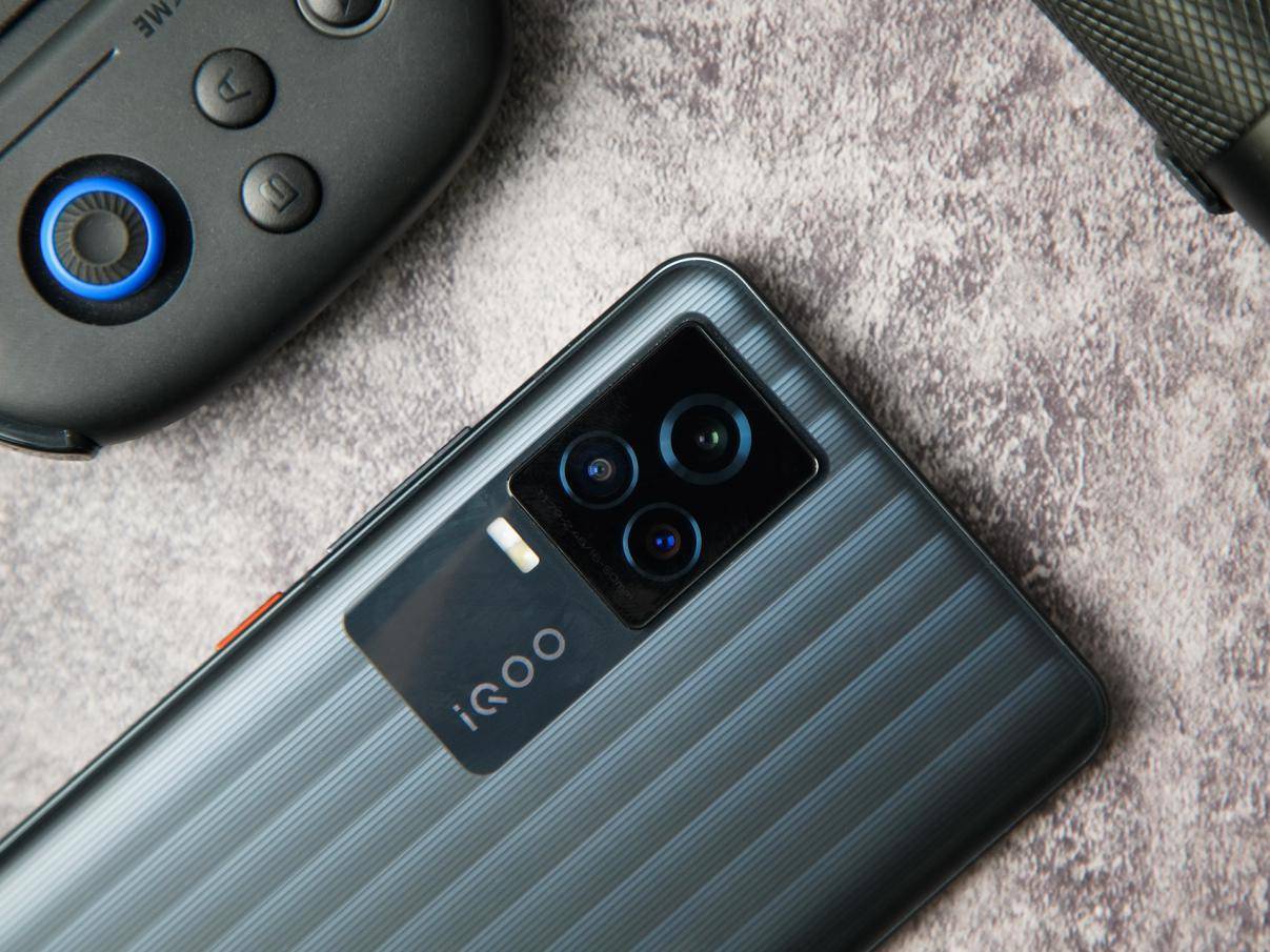 iqoo7手机评测开年旗舰拦路虎不止骁龙888和120w超级闪充