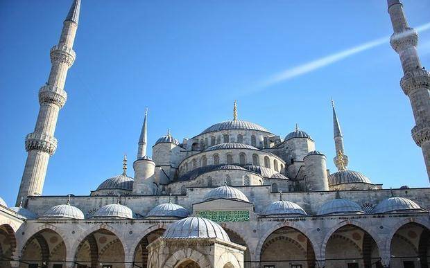 世界上最美的清真寺，用黄金宝石装饰，鸵鸟蛋用来防蜘蛛网！