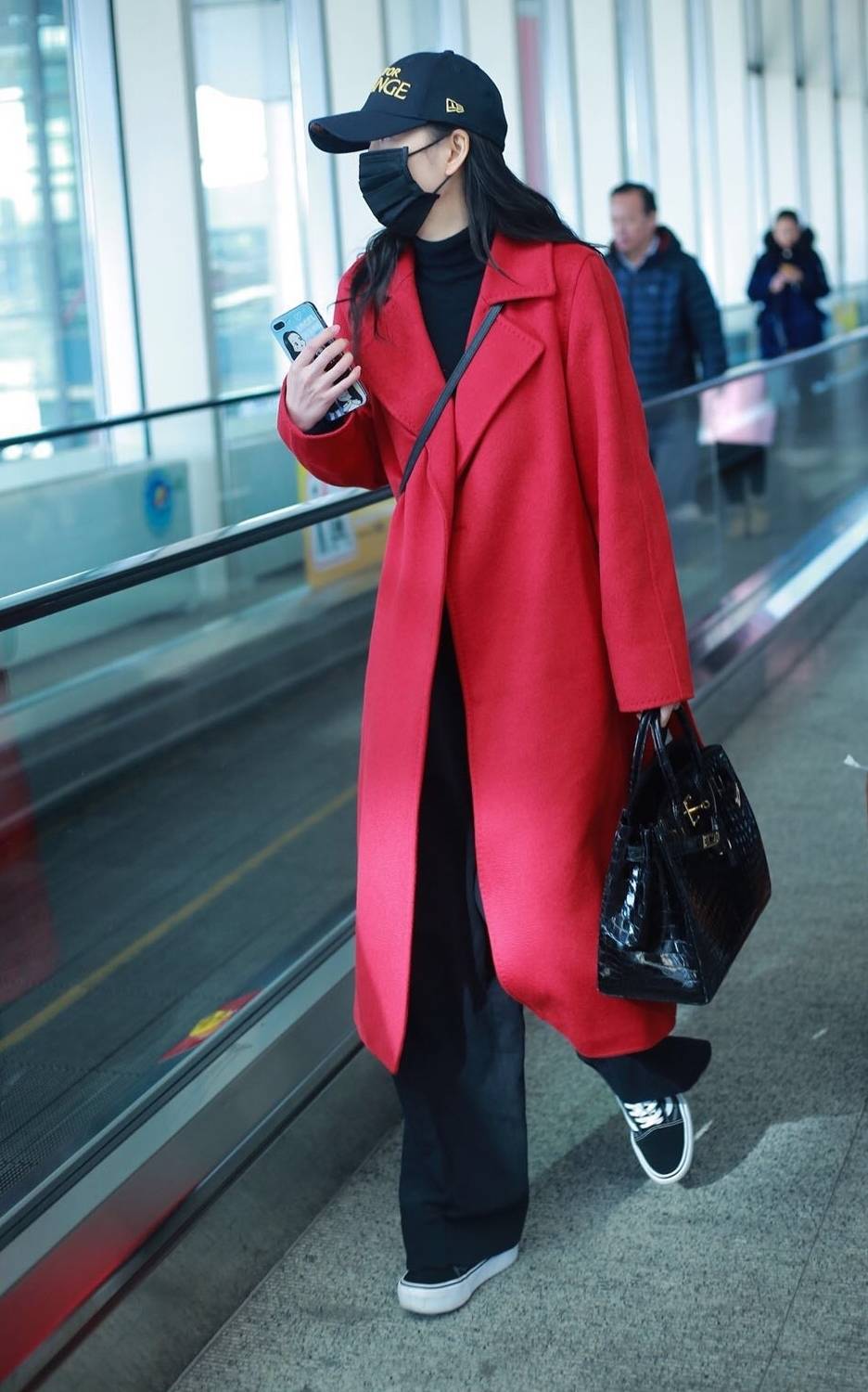 伊能静渴望时髦穿红大衣走机场像贵妇就是靴子压出褶减分了