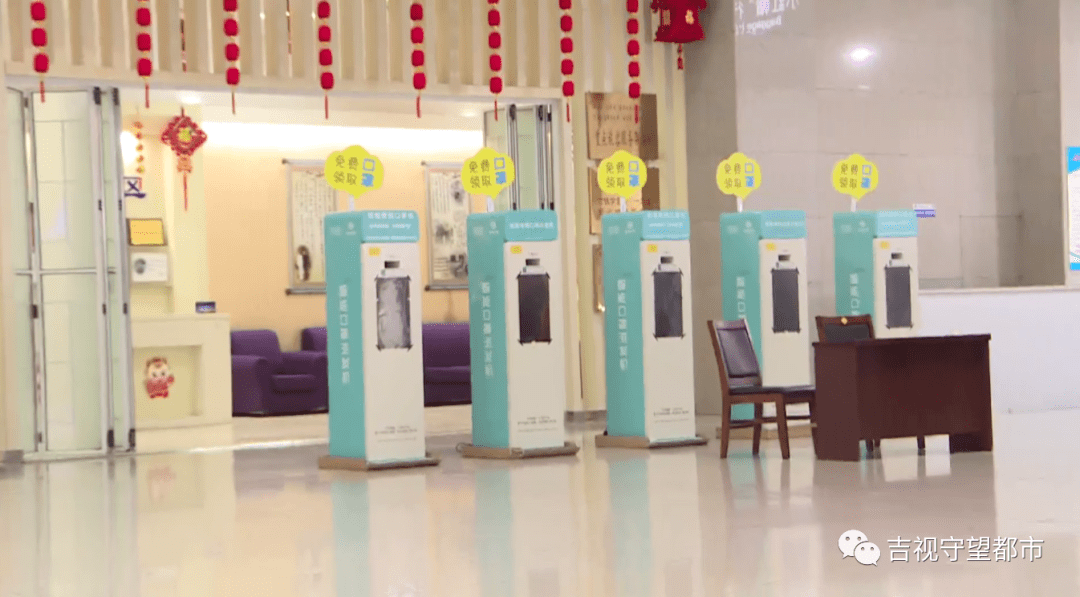 记者 王磊据了解,这样的口罩机在长春站一共有12台,如果市民要是忘记