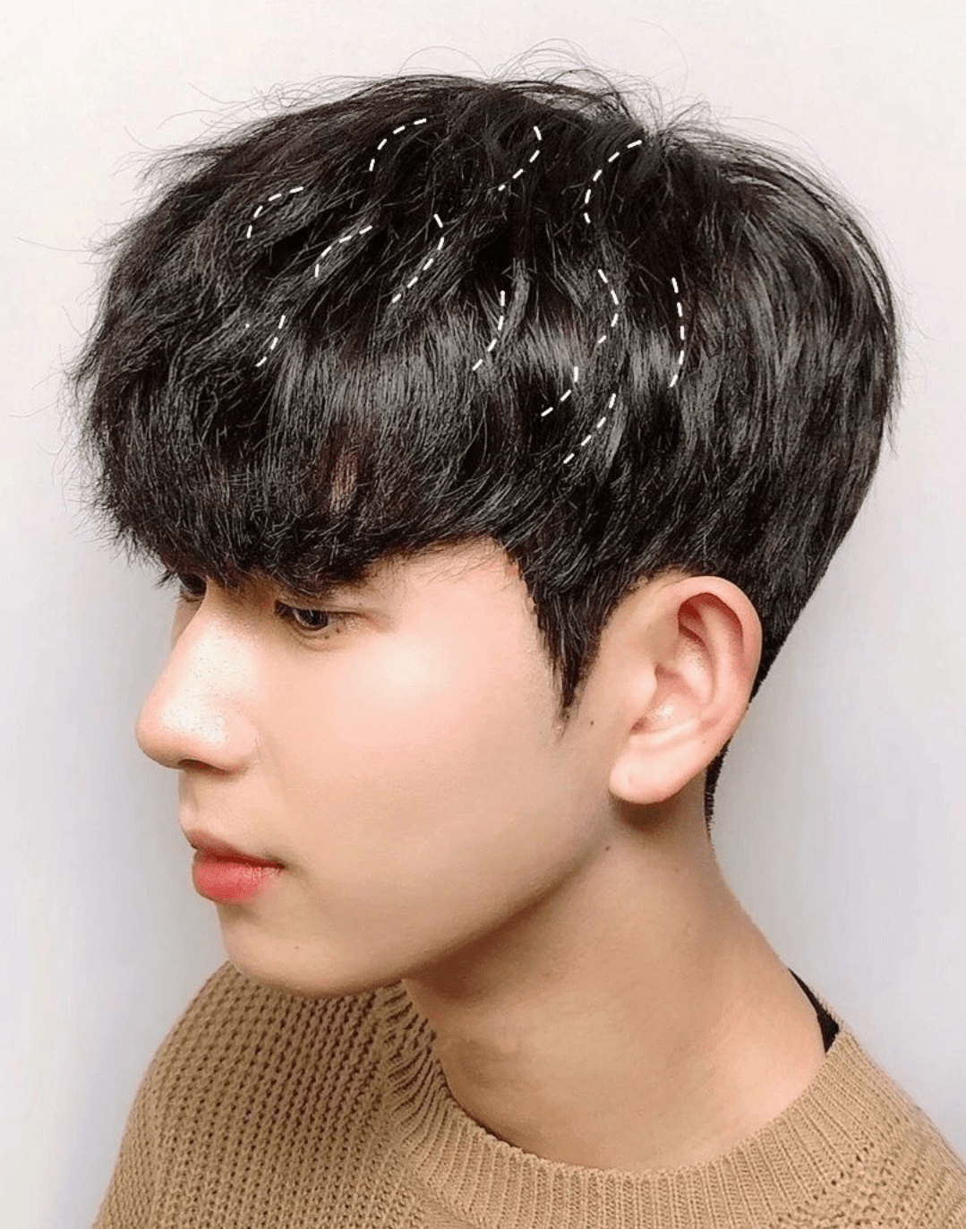 蓬松又时尚,对于头发较硬的男生可以起到很好的软化效果