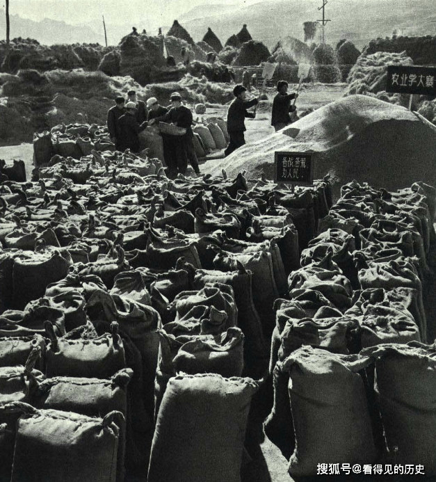 老照片 1969年辽宁本溪县人民公社的社员 不畏天寒地冻挖河泥