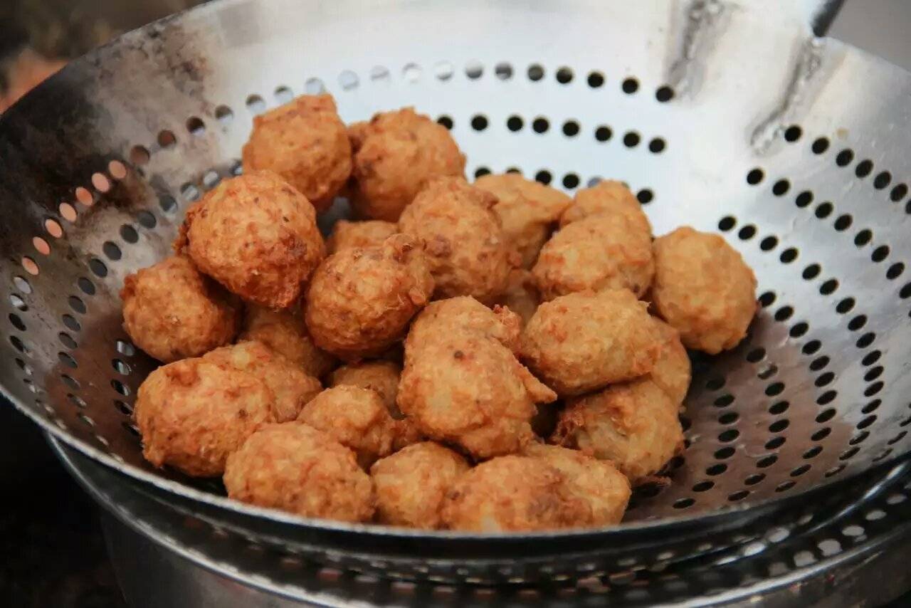 炸肉丸子别再傻傻的放面粉,少了这两样东西,难怪不