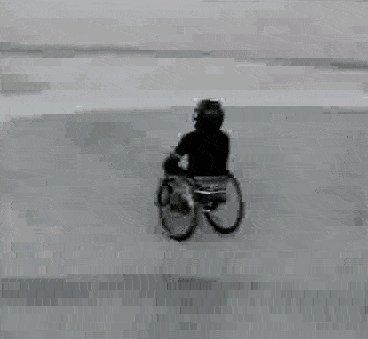 图片[1]-GIF搞笑段子：不要羡慕哥，哥以前不是坐轮椅的。-妖次元