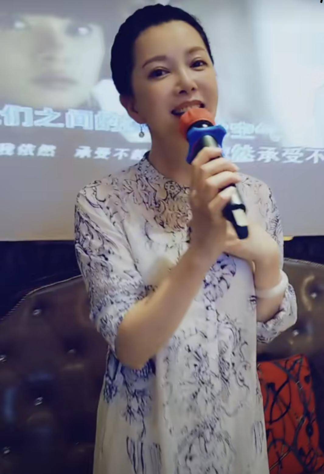 原创昔日当家花旦仇晓与洪涛聚会素颜还那么气质比李湘活的漂亮