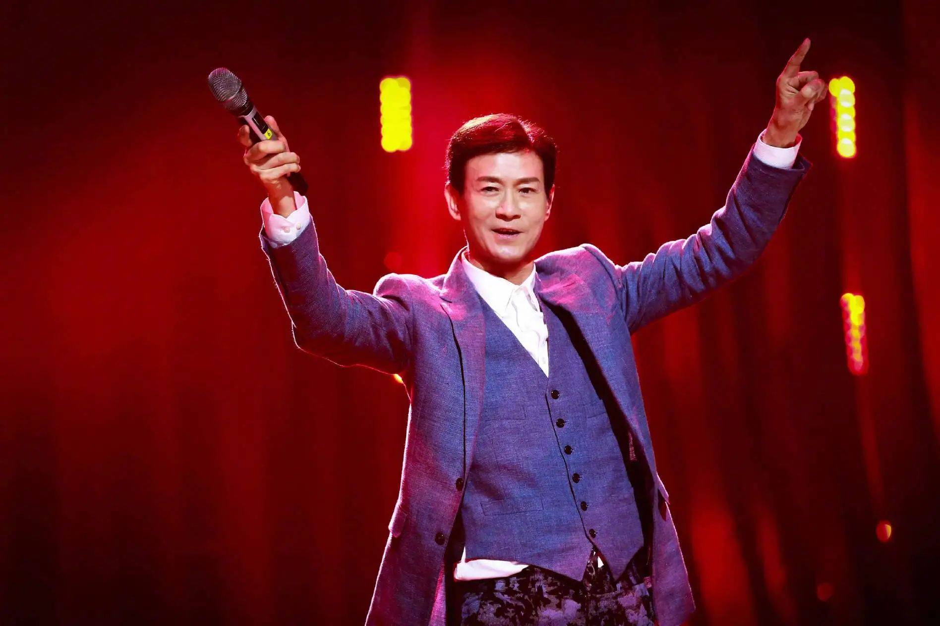 郑少秋53年前旧照穿西装模样青涩颜值不输当今小鲜肉