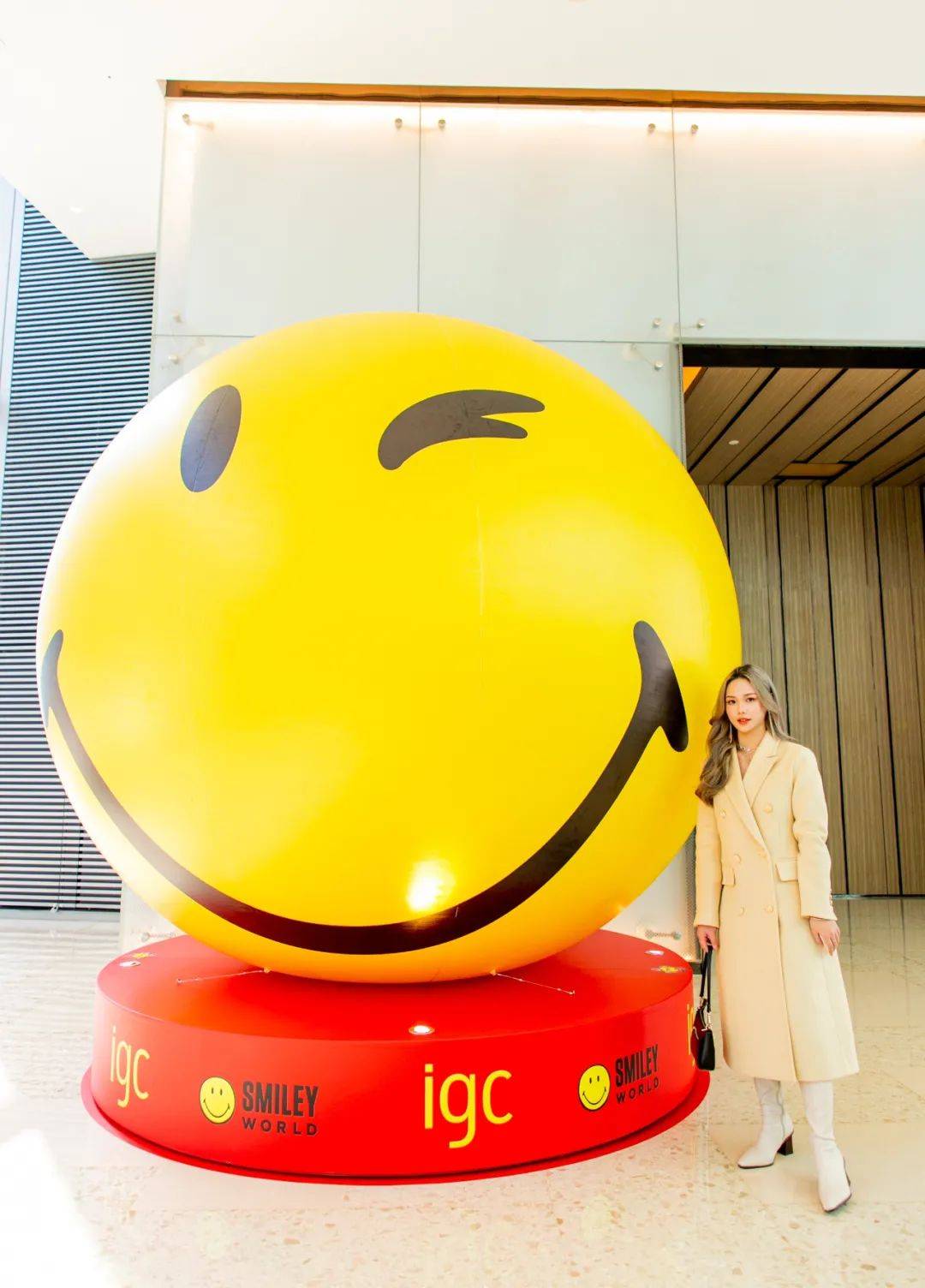 表情包smileyworld惊现天汇广场igc,5米高的巨型扭蛋塔超酷!