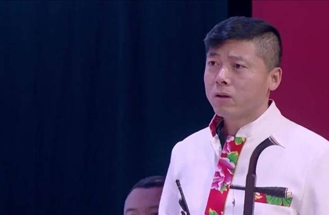 原创欢乐喜剧人7负责拉弦的的员工要火每个节目都找他助演