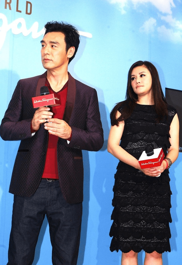 钟镇涛二婚更有福,小12岁娇妻穿黑裙身材紧致,站姿太显娇憨_范姜