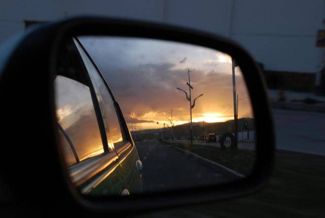 每天学点开车技巧:汽车后视镜能够带来哪些好处?