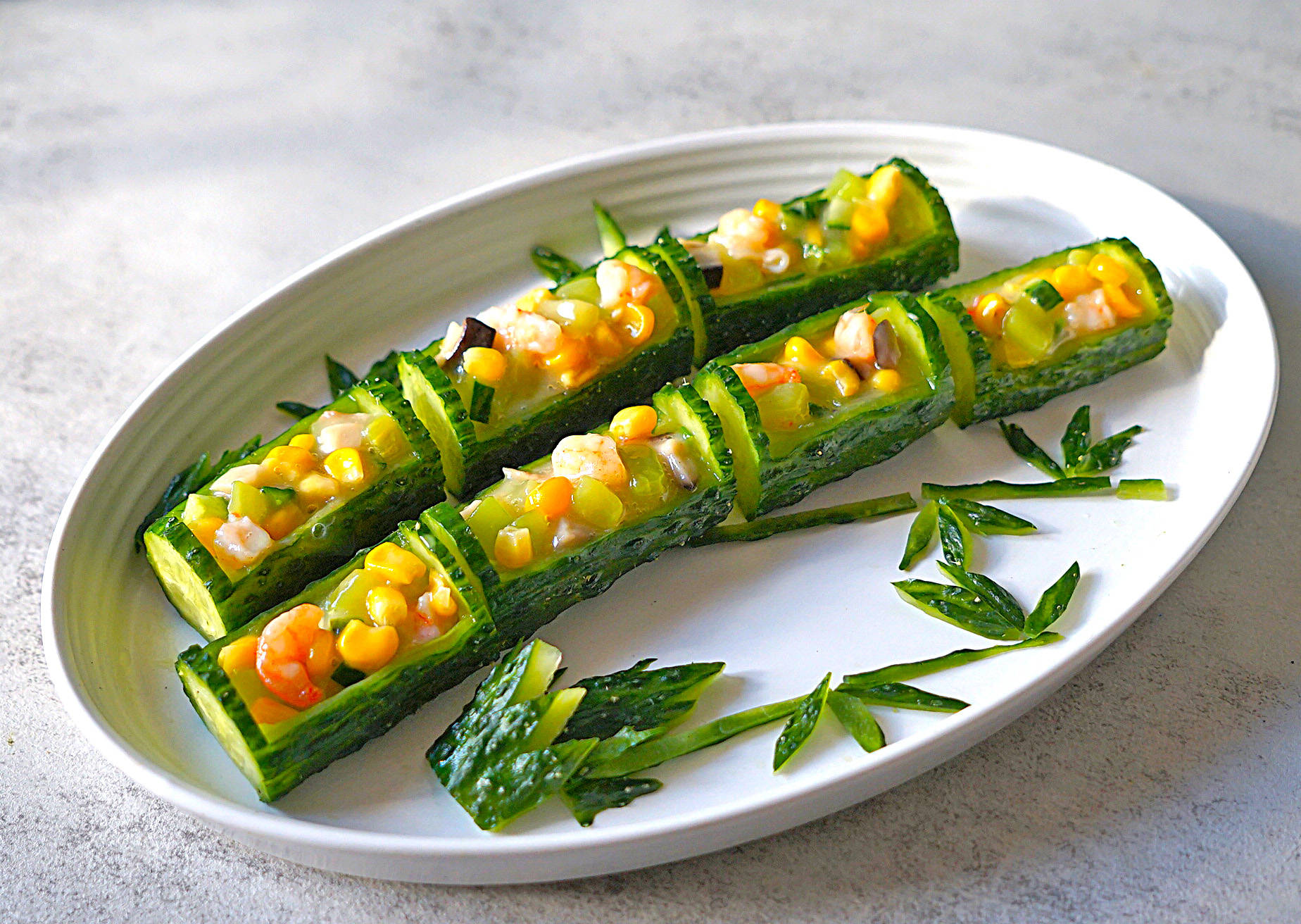 年夜饭,菜肴配上黄瓜雕刻,立马高大上,有竹报平安的美好寓意