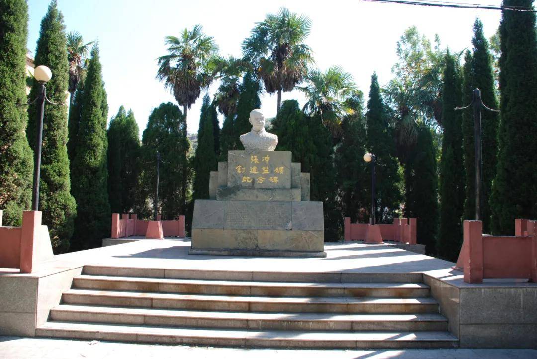 (张冲移卤就煤工程纪念碑)