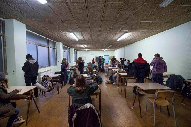 意大利学生占领学校，教室中上课抗议远程学习 图1