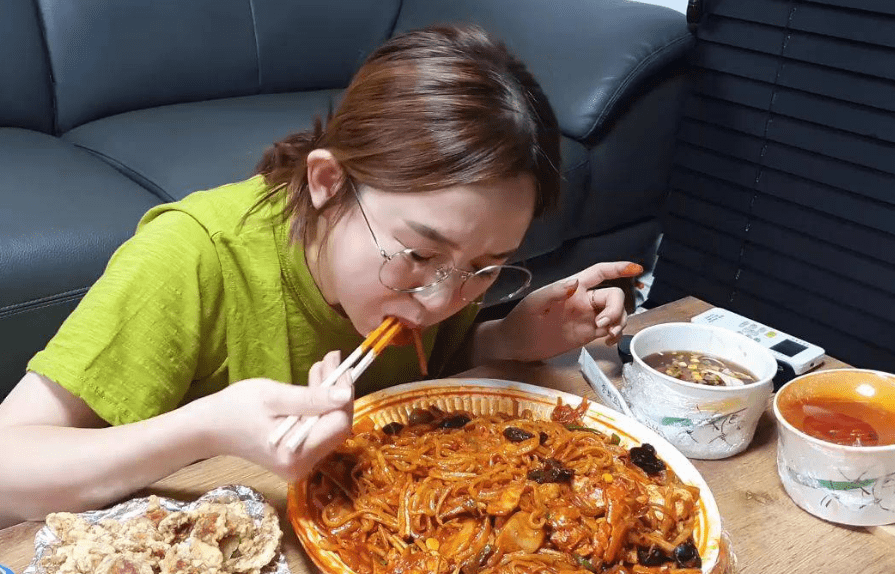 在中国"圈钱",却点赞"辱华"言论,韩国美食博主"翻车"了