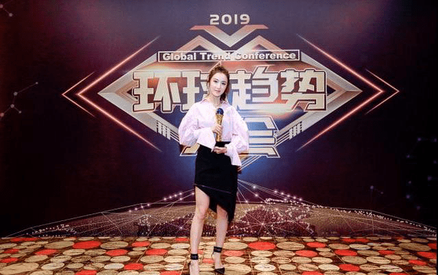 身材|薇娅的身材比例一点不输女明星，穿开叉裙秀出肌肉腿