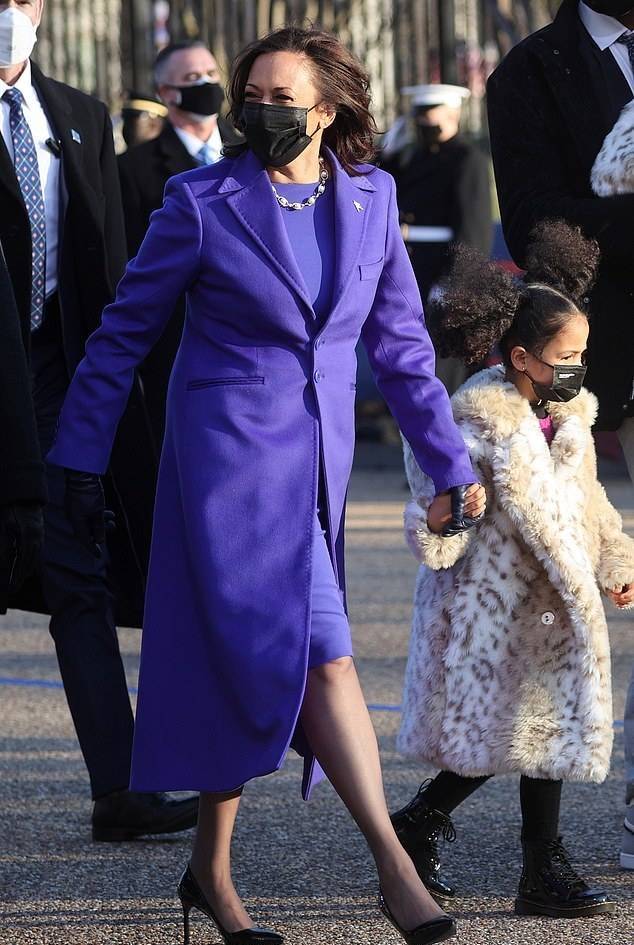 原创美国新第一夫人时尚语言太强大一身紫色致敬杰奎琳完胜啊