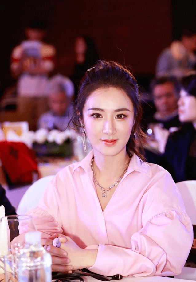 身材|薇娅的身材比例一点不输女明星，穿开叉裙秀出肌肉腿